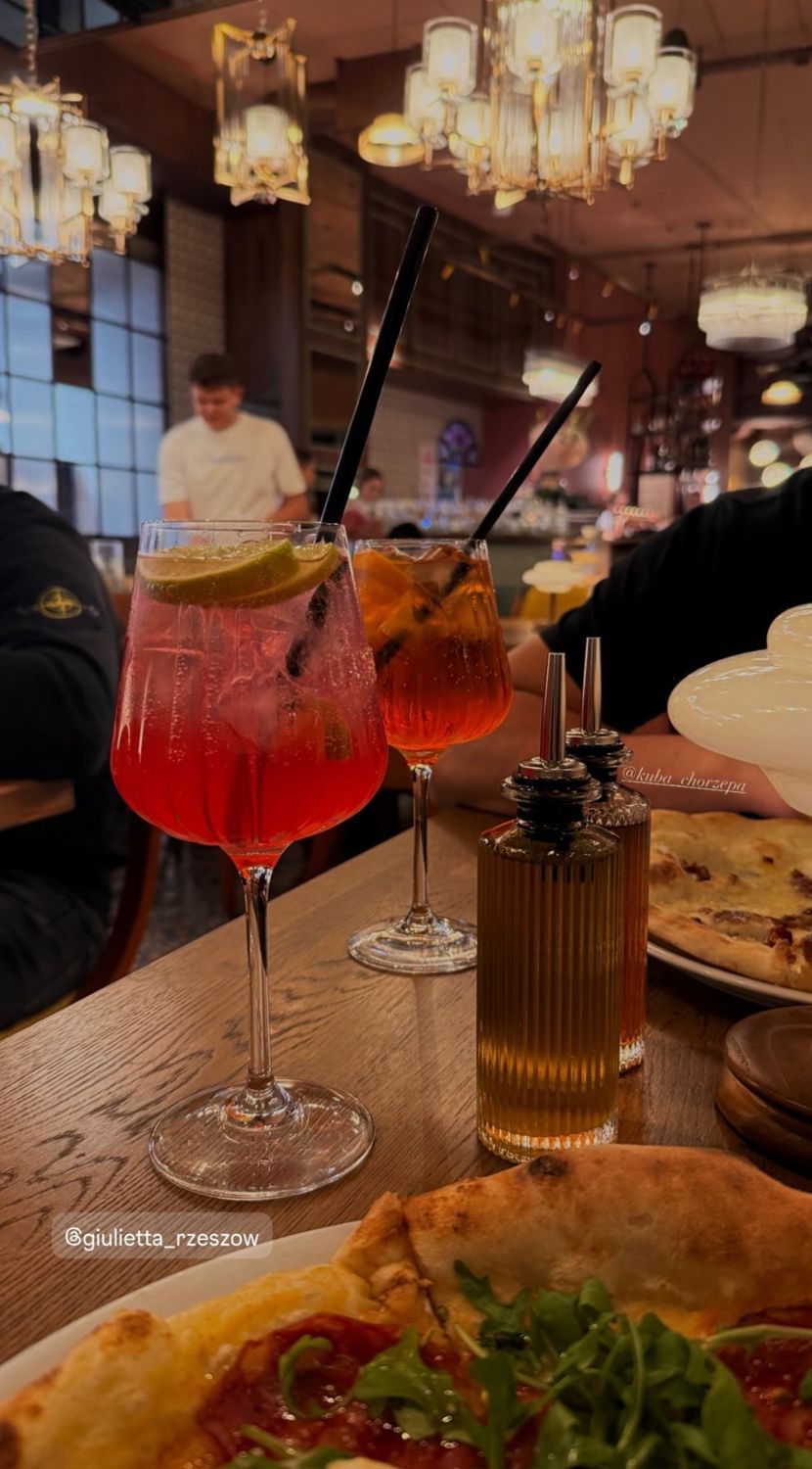 Spritz i pizza na stole