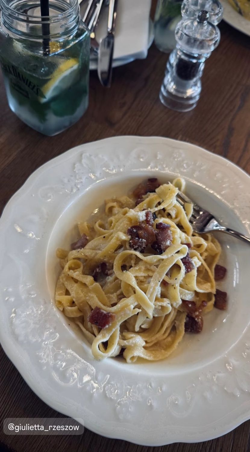 Tagliatelle na porcelanowym talerzu